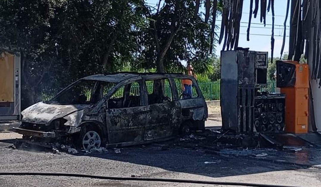 L'auto distrutta dalle fiamme