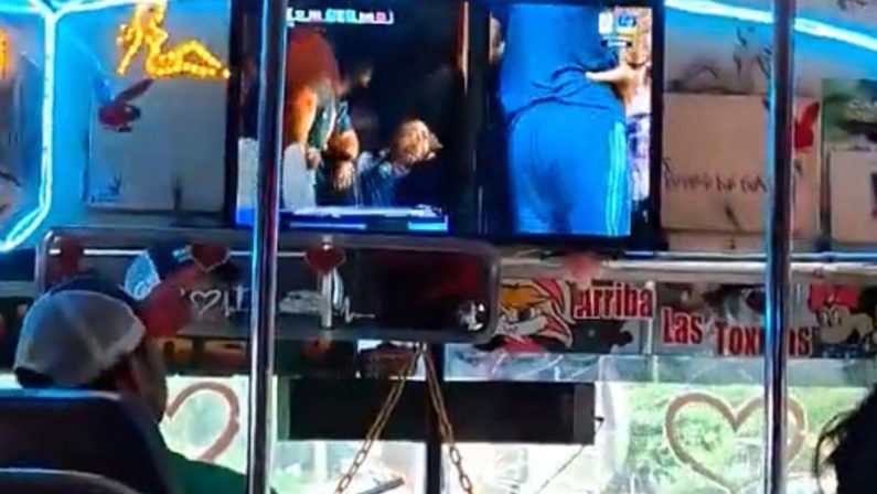 Mondiali, la trovata geniale di un autista in Messico: partite trasmesse sui bus