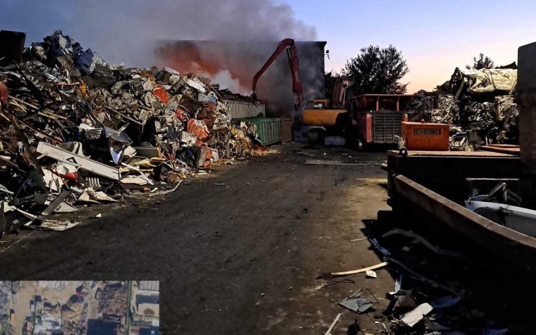 Incendio a Livorno, fiamme in una ditta di stoccaggio di rifiuti: “Chiudete porte e finestre”