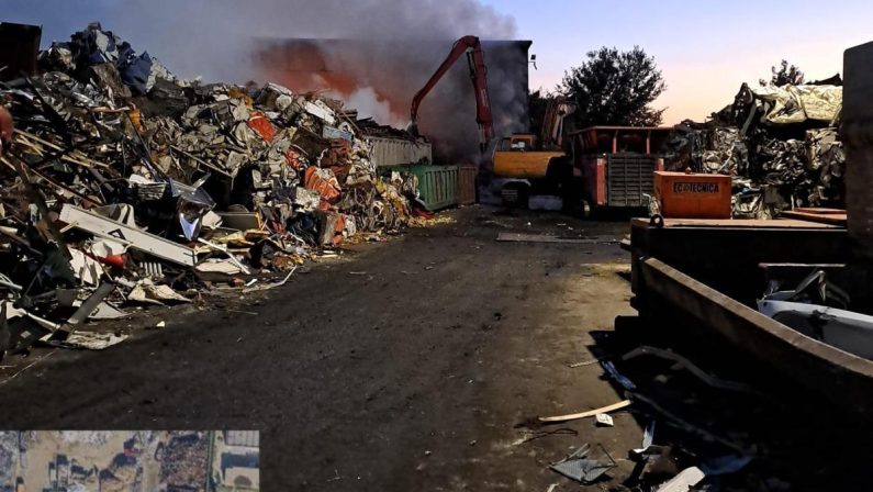 Incendio a Livorno, fiamme in una ditta di stoccaggio di rifiuti: “Chiudete porte e finestre”