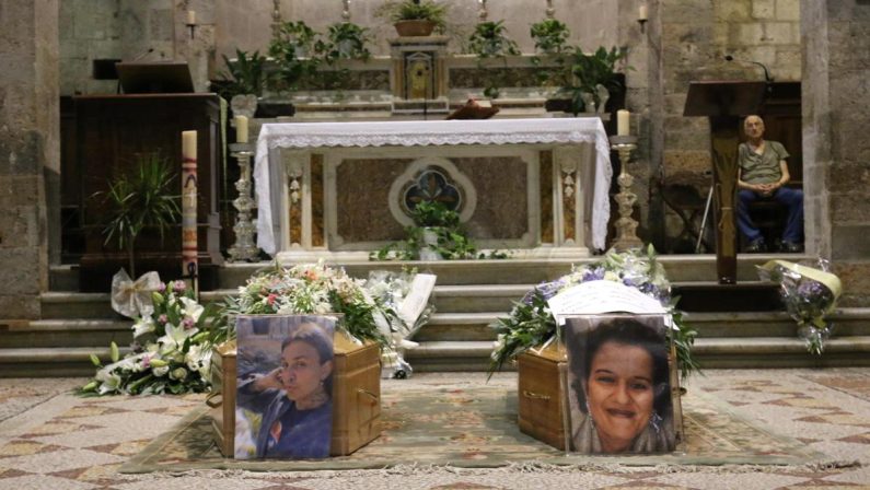 L’ultimo saluto a madre e figlio uccisi a fucilate, Camaiore si stringe nel dolore