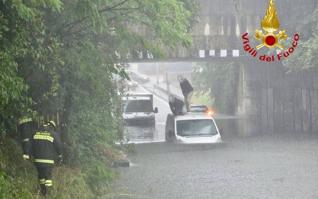 Vento e nubifragi, maltempo colpisce il Nord e ora è allerta anche al Centro-Sud