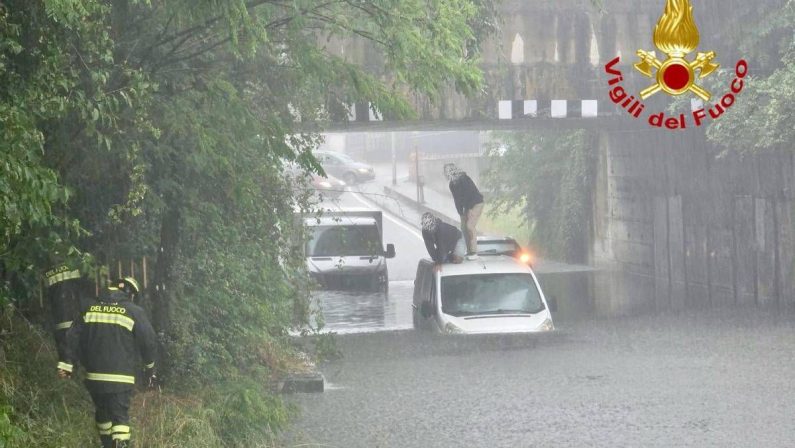 Vento e nubifragi, maltempo colpisce il Nord e ora è allerta anche al Centro-Sud