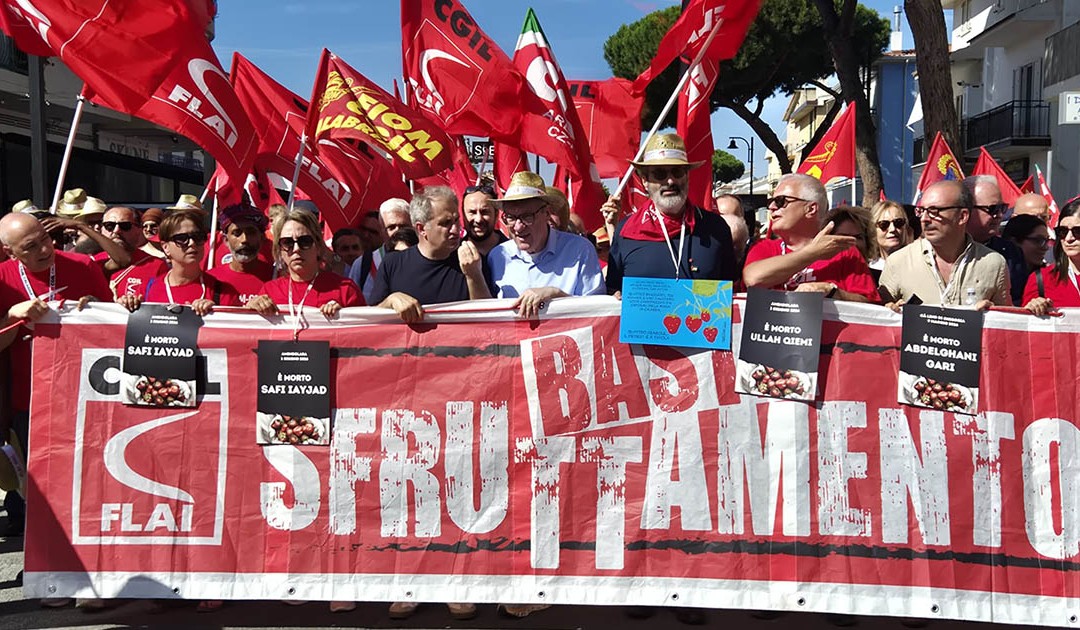 FOTO – Strage di Amendolara, le immagini della manifestazione contro lo sfruttamento