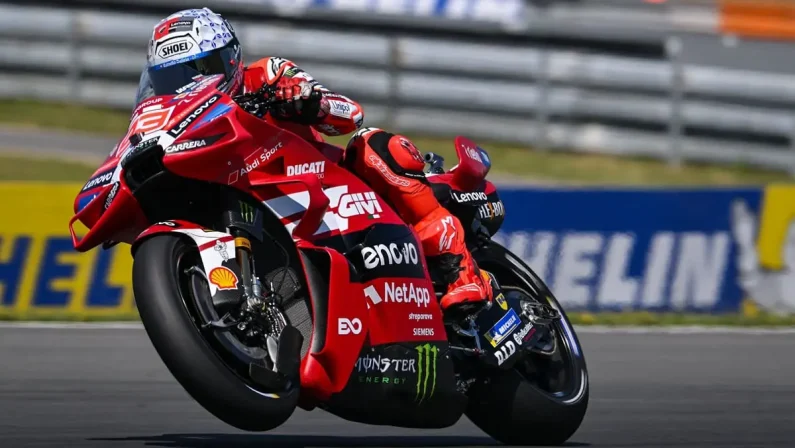 Marc Marquez trionfa a Brno davanti a Ogura, terzo Bagnaia