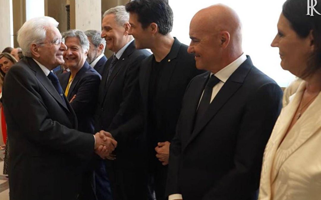 Mattarella saluta artisti e sportivi coinvolti nello spettacolo per gli 80 anni della Repubblica
