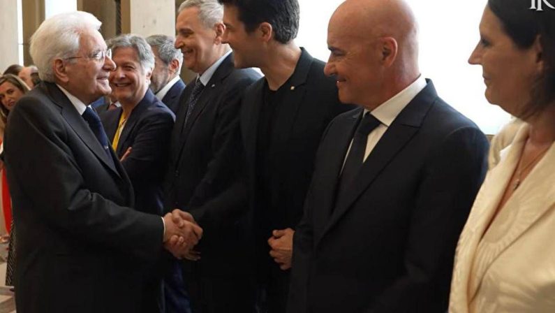 Mattarella saluta artisti e sportivi coinvolti nello spettacolo per gli 80 anni della Repubblica
