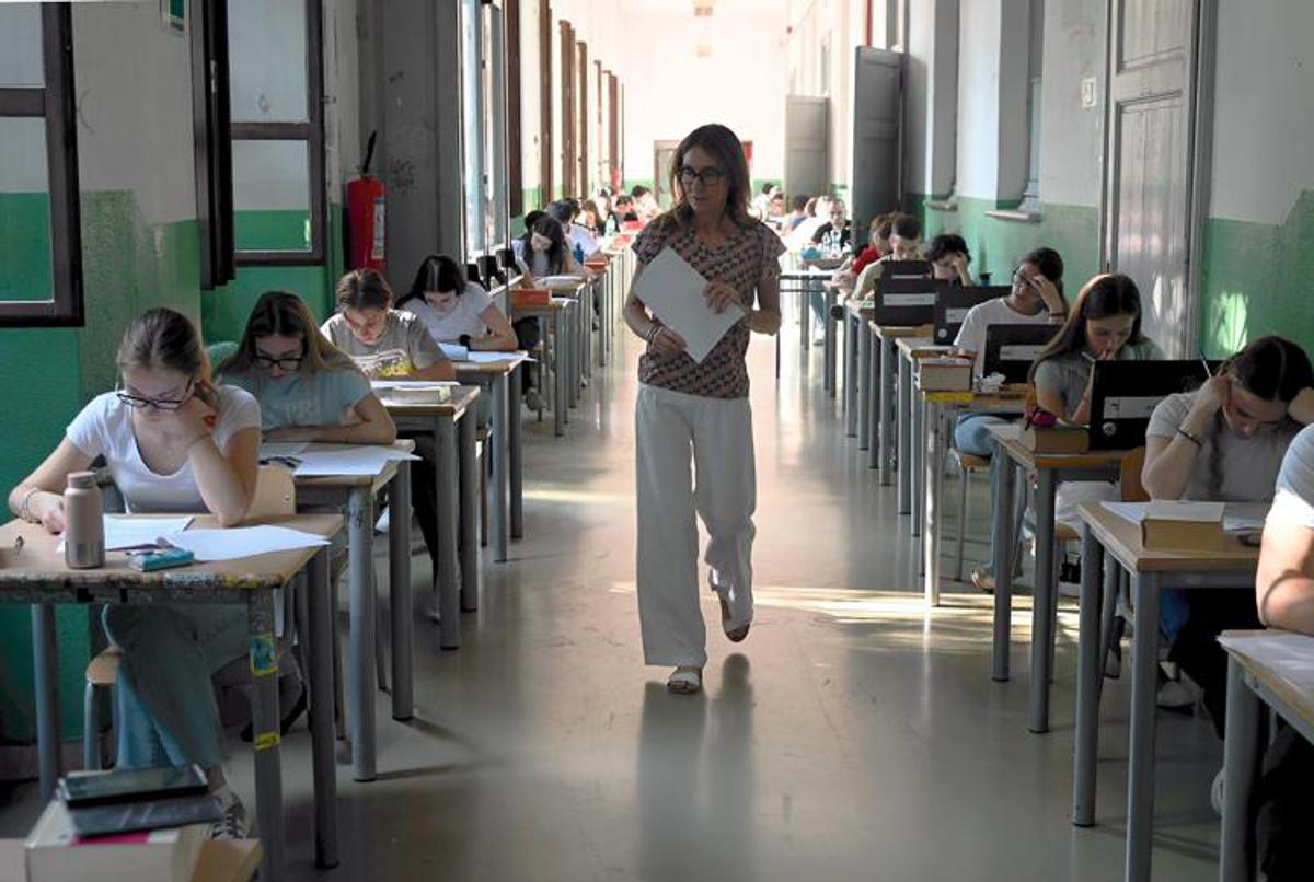 https://www.quotidianodelsud.it/wp-content/uploads/2026/06/maturita-2025-studenti-esame-ftg-ipa-1.jpeg