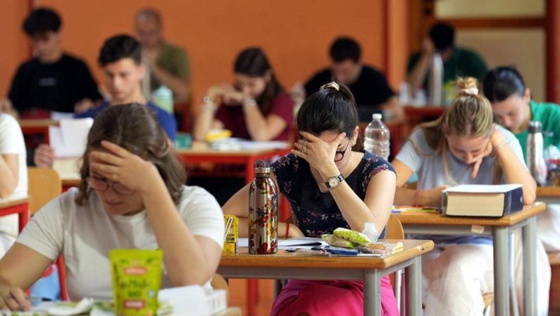 Maturità 2026, la traccia di attualità svelata dall’Ia: ecco i ‘temi’ secondo Chat Gpt, Gemini e Claude Ai