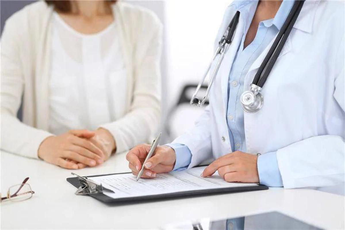 https://www.quotidianodelsud.it/wp-content/uploads/2026/06/medico-paziente-adobe-free.jpeg
