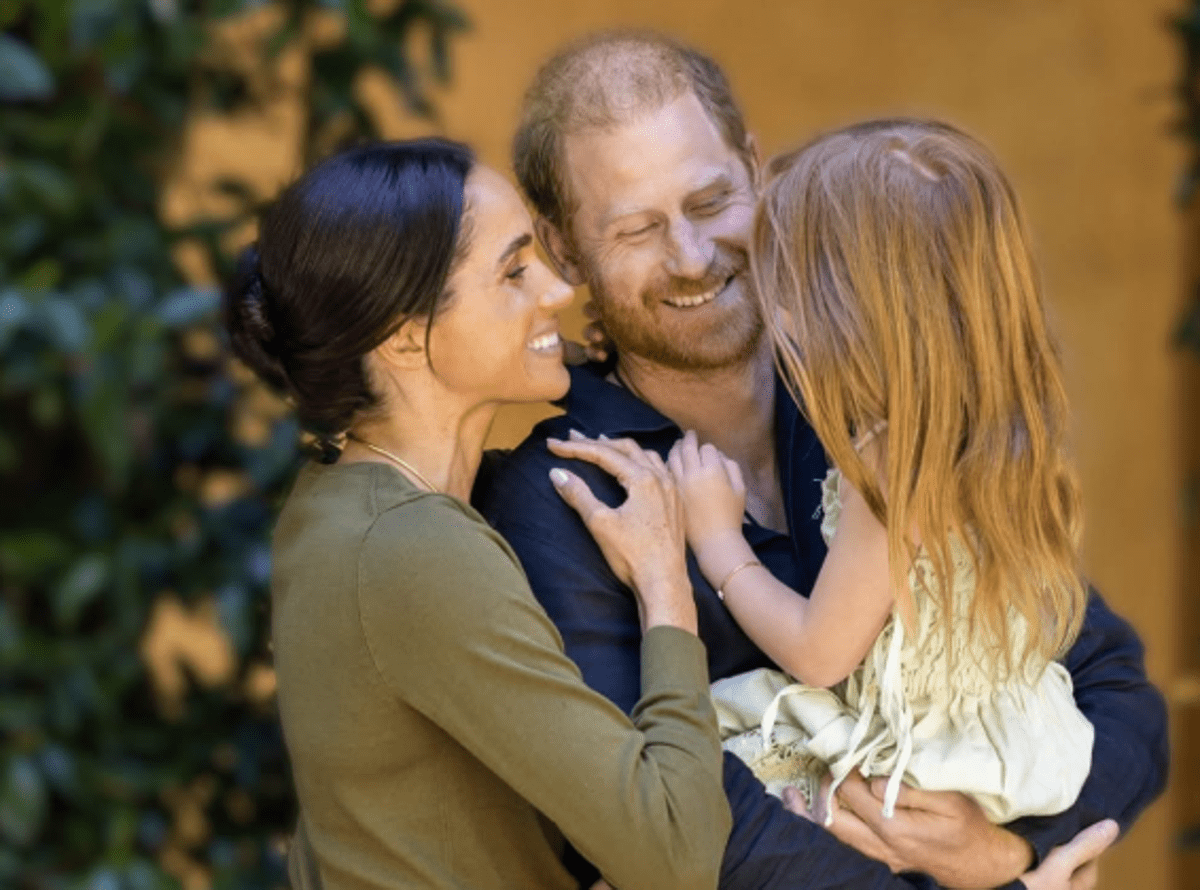 https://www.quotidianodelsud.it/wp-content/uploads/2026/06/meghan-markle-principe-harry-lilibeth.png