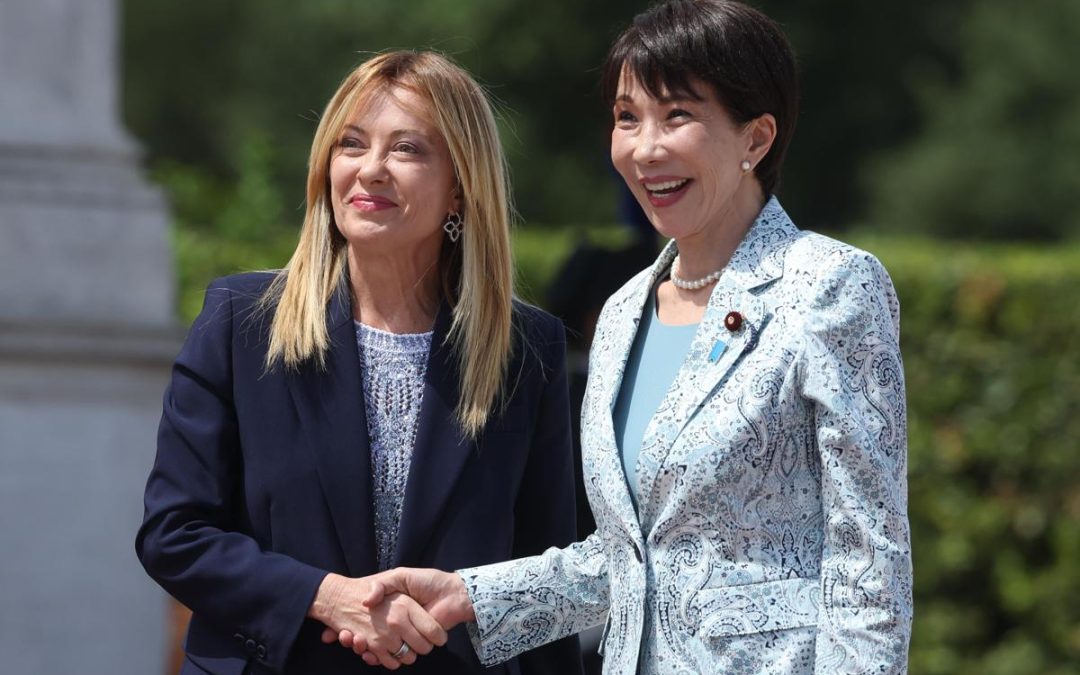 Meloni accoglie premier giapponese a Roma: l’abbraccio con Sanae Takaichi