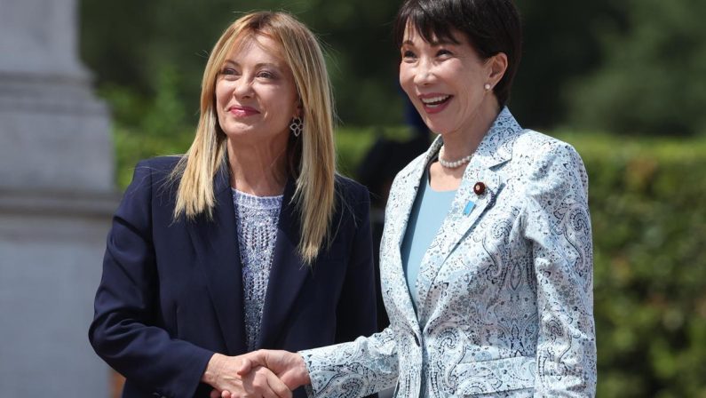 Meloni accoglie premier giapponese a Roma: l’abbraccio con Sanae Takaichi