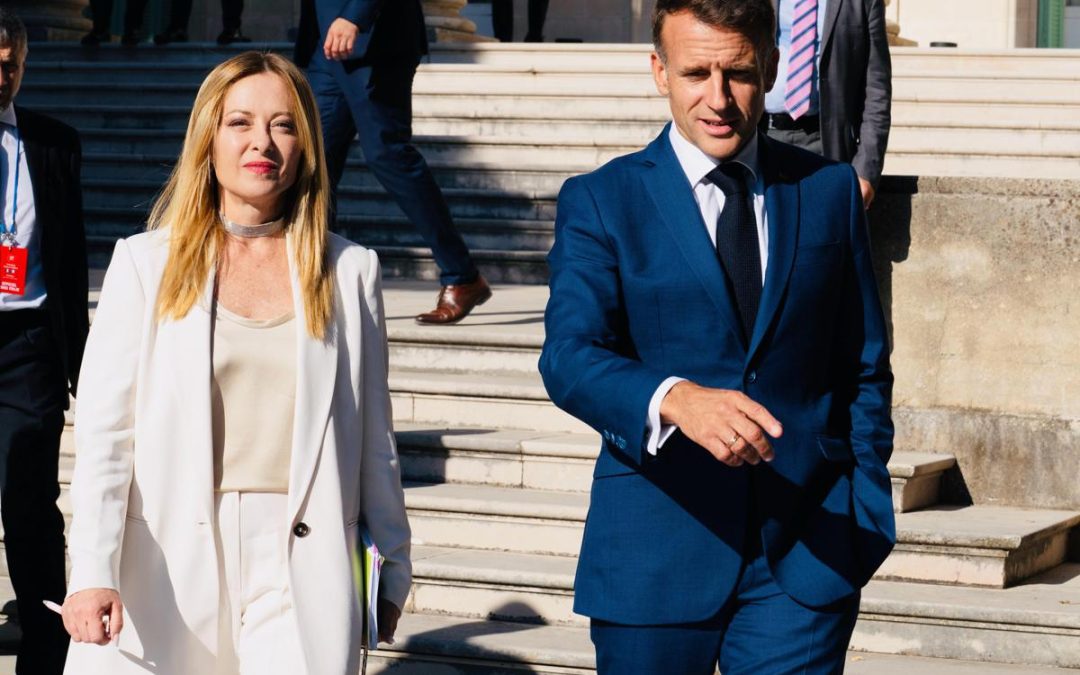 Meloni ritrova Macron, si scioglie il ‘gelo’ sotto il sole di Antibes: “Iniziativa in Libano”