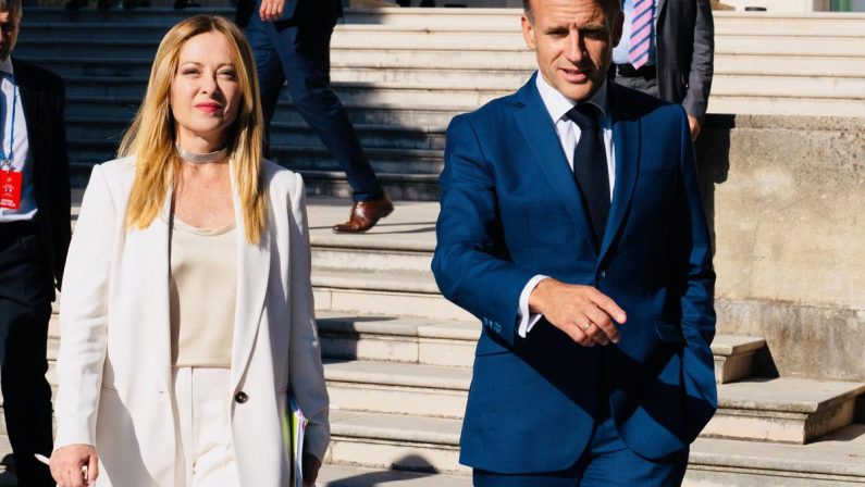 Meloni ritrova Macron, si scioglie il ‘gelo’ sotto il sole di Antibes: “Iniziativa in Libano”