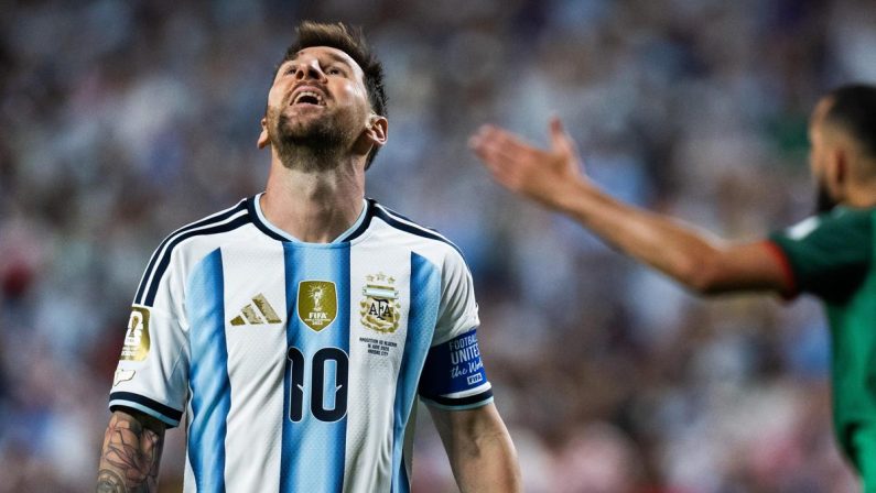 Messi, il comunicato della famiglia su papà Jorge: “Sotto osservazione, rispettate privacy”