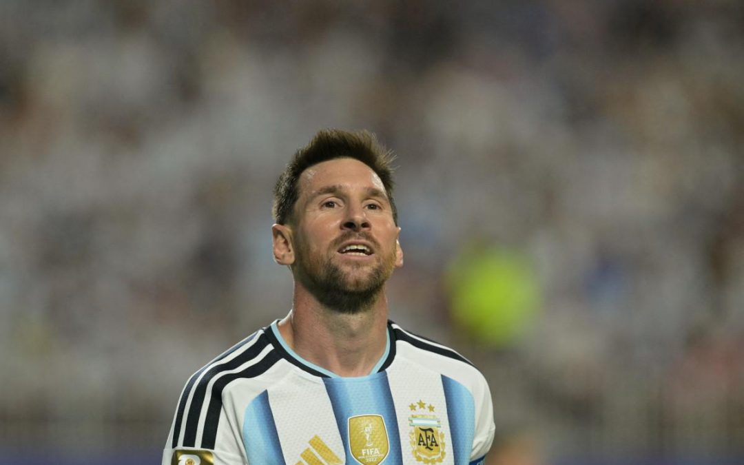 “Messi doveva essere espulso”, il video e la polemica ai Mondiali
