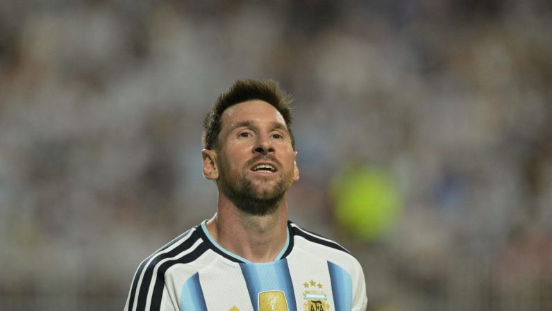 “Messi doveva essere espulso”, il video e la polemica ai Mondiali