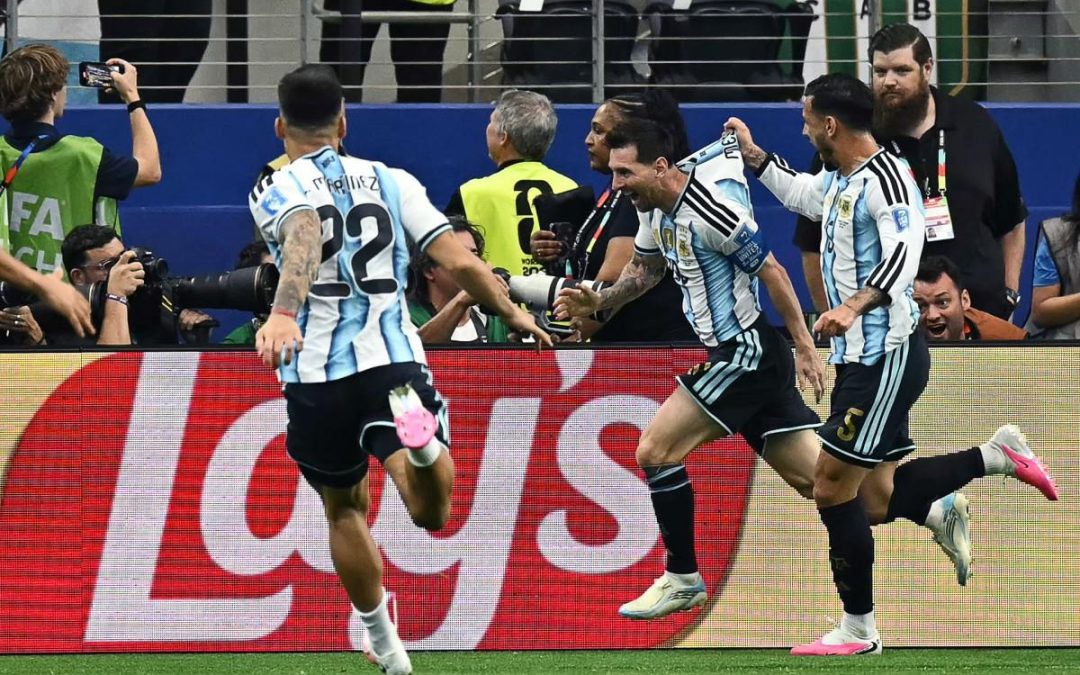 Messi segna, esulta con giornalista e lo commuove: “È la foto della mia vita”