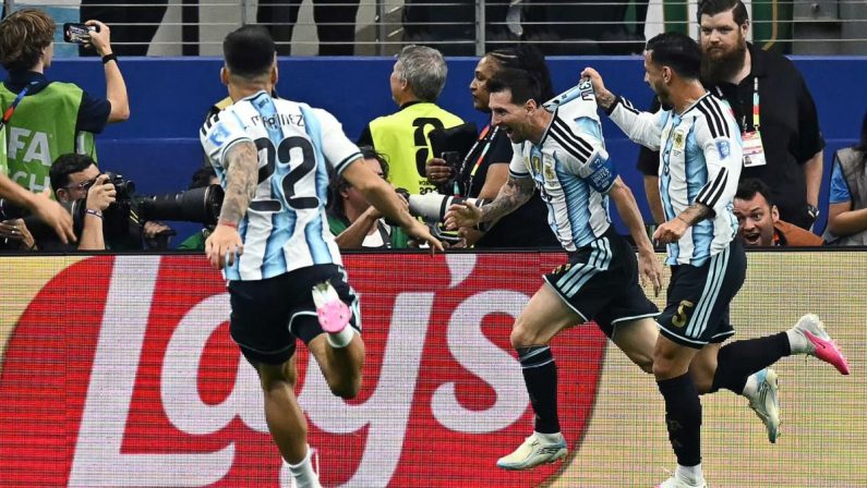 Messi segna, esulta con giornalista e lo commuove: “È la foto della mia vita”