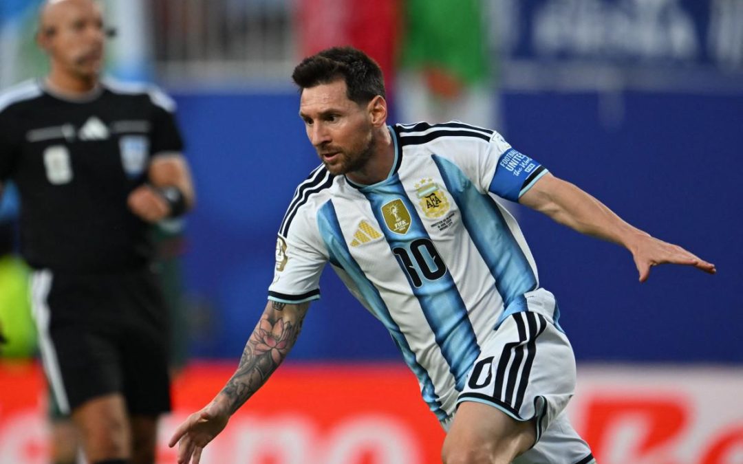Messi, la tripletta record ai Mondiali e le lacrime: “Giorni difficili”