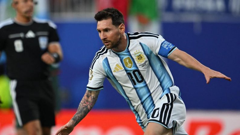 Messi, la tripletta record ai Mondiali e le lacrime: “Giorni difficili”
