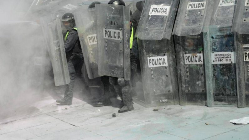 Mondiali, scontri tra manifestanti e polizia fuori dallo stadio Azteca di Città del Messico