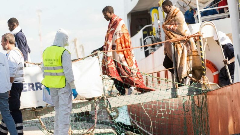 Migranti, via libera del Parlamento Ue a direttiva sui rimpatri. Meloni: “Promessa mantenuta”
