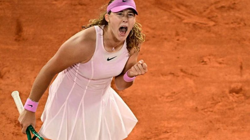 Roland Garros, la russa Andreeva è la prima finalista: nessuna stretta di mano con l’ucraina Kostyuk
