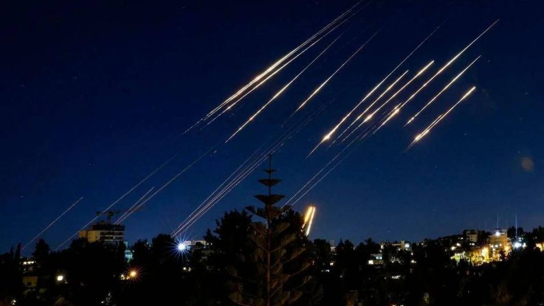Iran lancia missili contro Israele. Trump: “Fermatevi”. Forze Usa in allerta