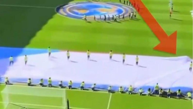 Mondiali, addetto Fifa intrappolato nella bandiera e ‘salvato’