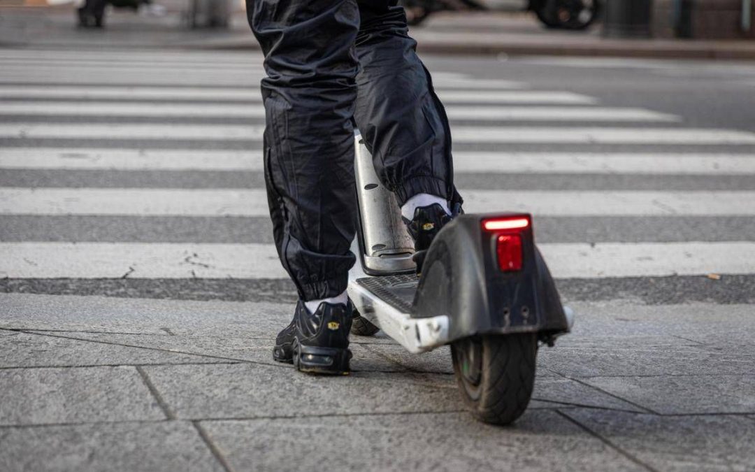 Milano, in due su monopattino si scontrano con auto: morto 19enne