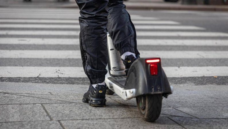 Milano, in due su monopattino si scontrano con auto: morto 19enne