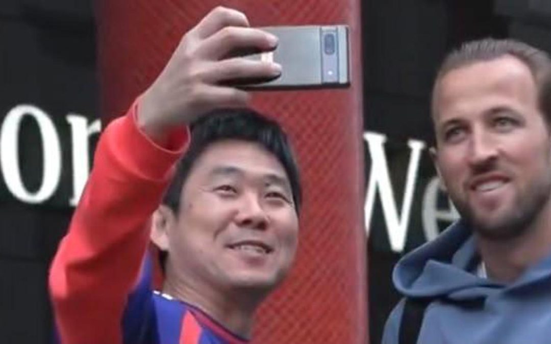 Mondiali, il selfie del ct del Giappone con Kane