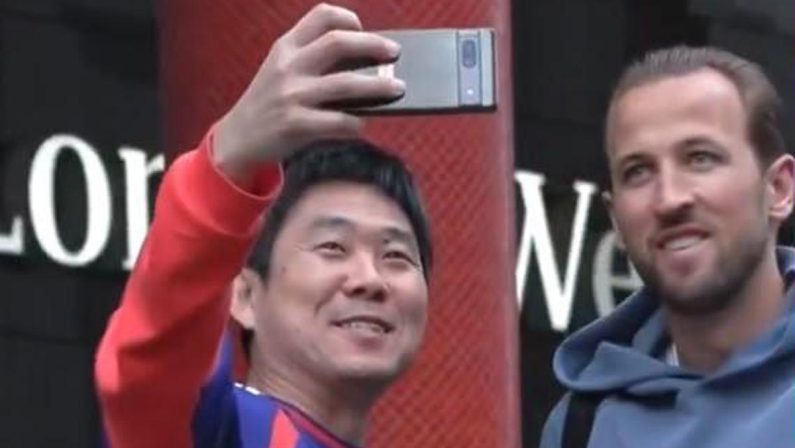 Mondiali, il selfie del ct del Giappone con Kane