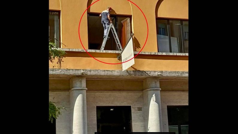Roma, denuncia su pagina Facebook ‘Morti di lavoro’: “Operaio su scala senza protezioni in sede Federmanager”