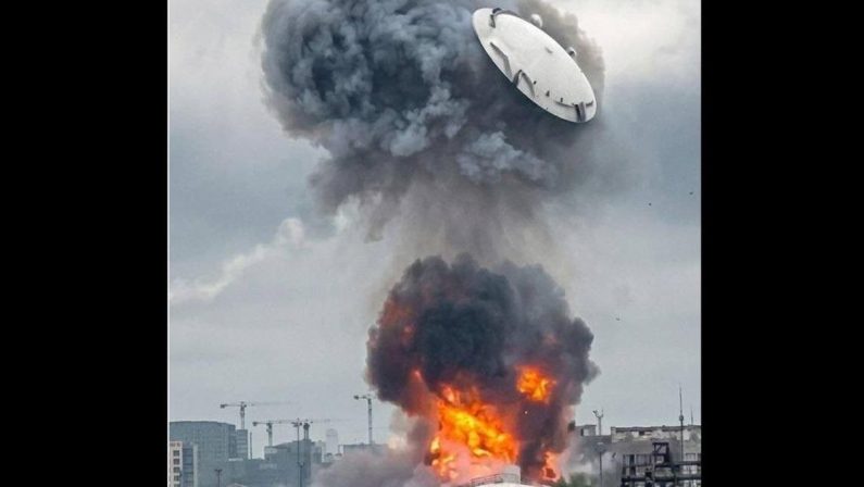 Mosca, il video svela il mistero: la raffineria colpita (anche) da un missile russo
