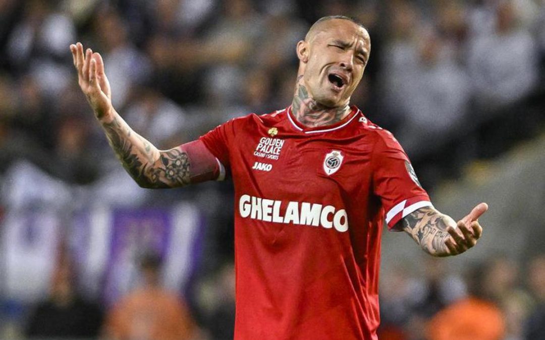 Nainggolan ancora nei guai: guida senza patente, passa con il rosso e sfiora una pattuglia della polizia