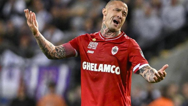 Nainggolan ancora nei guai: guida senza patente, passa con il rosso e sfiora una pattuglia della polizia