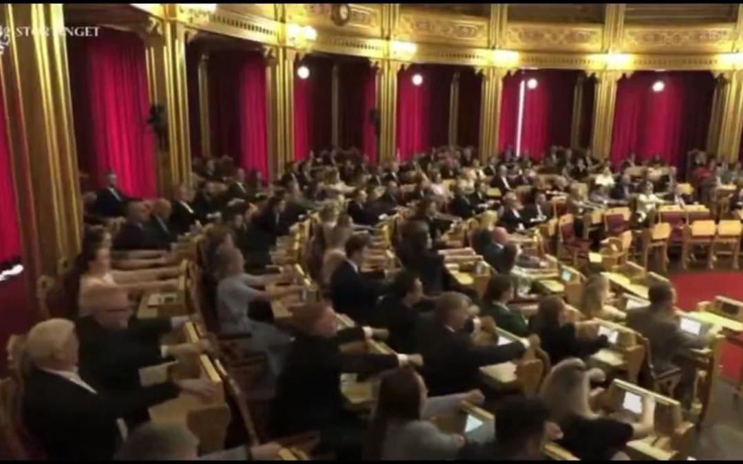 Norvegia, la febbre dei Mondiali in parlamento: la Viking Row dei deputati