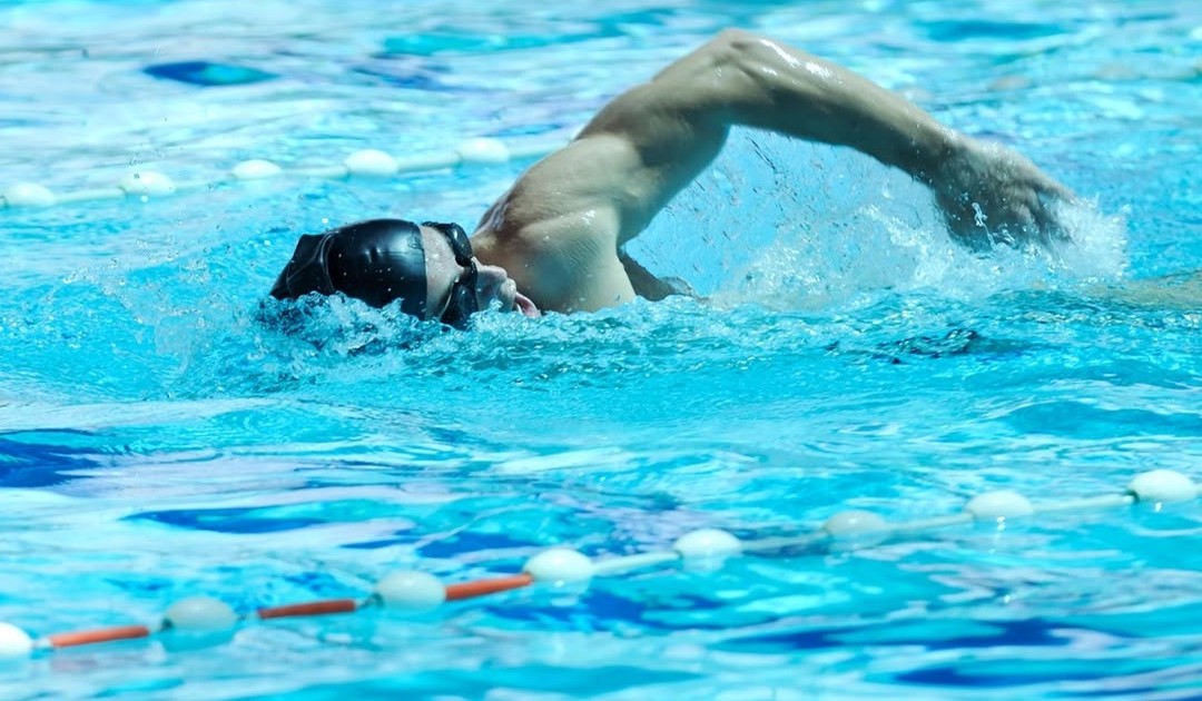 Un nuotatore nella piscina comunale