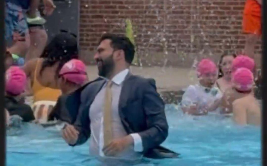 New York apre le piscine, il sindaco Mamdani si tuffa in giacca e cravatta