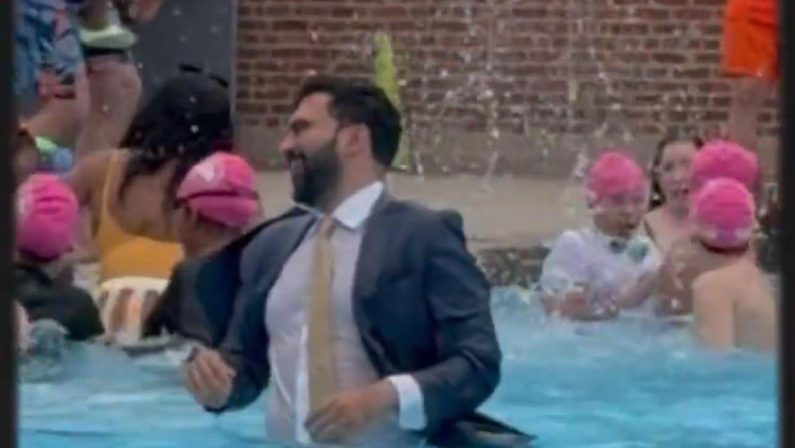 New York apre le piscine, il sindaco Mamdani si tuffa in giacca e cravatta