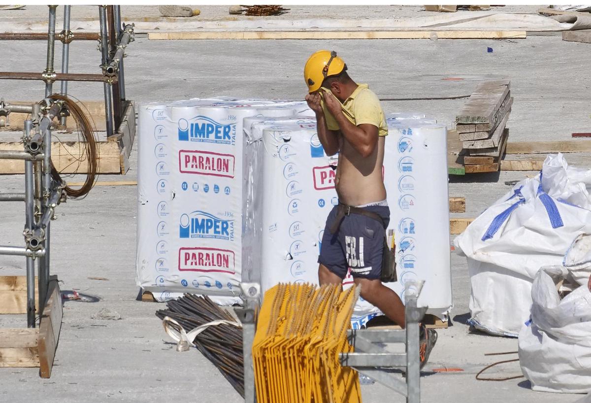 https://www.quotidianodelsud.it/wp-content/uploads/2026/06/operaio-caldo-lavoro-ipa.jpeg