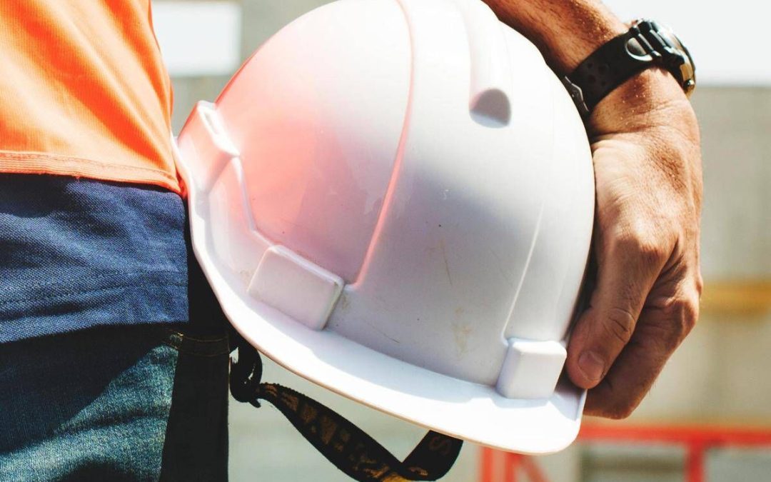 Cade dal tetto mentre sta lavorando, morto operaio nel Livornese