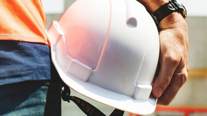 Cade dal tetto mentre sta lavorando, morto operaio nel Livornese