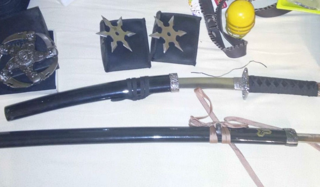 Pallagorio, aggredisce i genitori, in casa katane e armi vietate