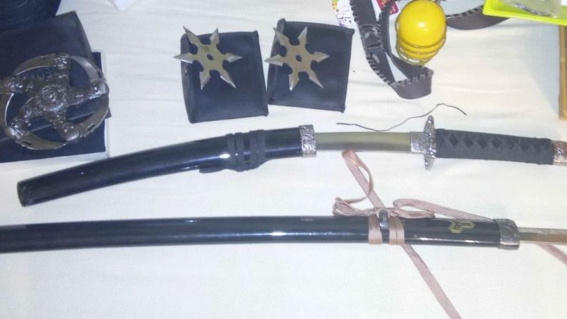 Pallagorio, aggredisce i genitori, in casa katane e armi vietate, arrestato