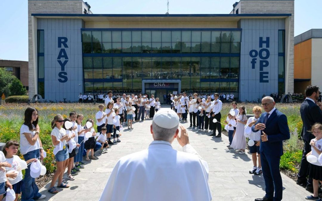 L’abbraccio di Papa Leone ai piccoli pazienti del Cnao di Pavia