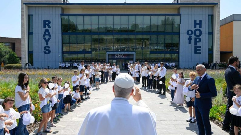 L’abbraccio di Papa Leone ai piccoli pazienti del Cnao di Pavia